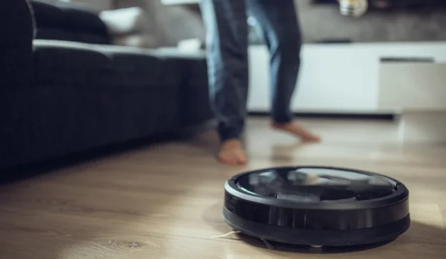Robot süpürgeler, hacklenmenin ardından sahiplerine ırkçı hakaretler savurdu.
