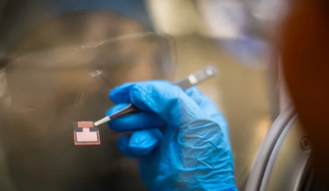 674d97477edaeb0a81c39d74_Surrey-Scientists-Holding-Perovskite-Cell-scaled