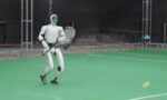 robot-playing-tennis