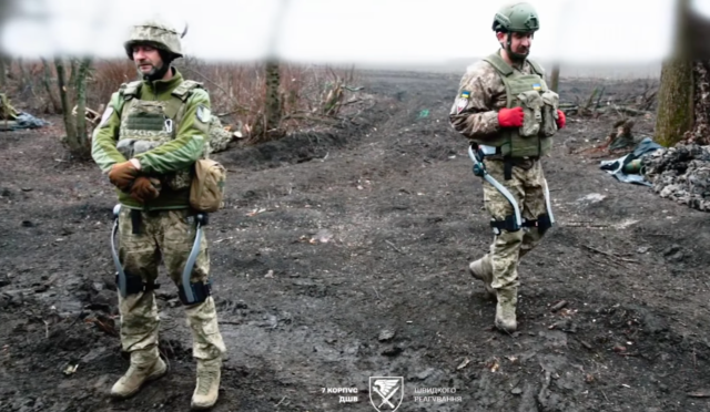 ukraine-soldiers-exoskeleton