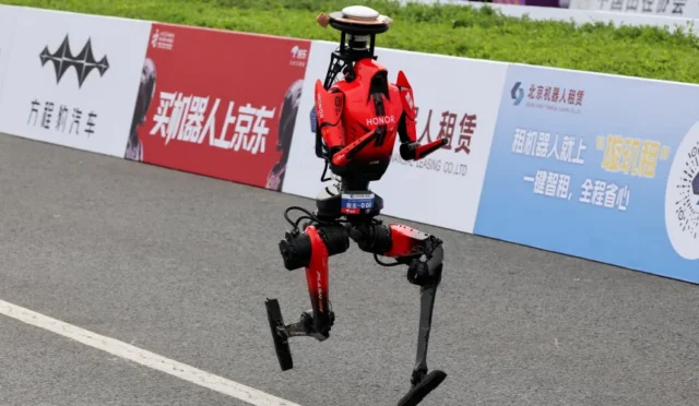 2026-04-19t013129z-1124600991-rc20skamr2rz-rtrmadp-3-china-robots-athletics-1